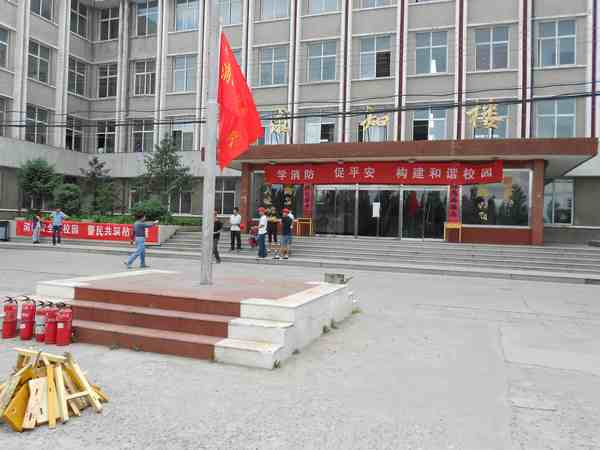 我院组织学生进行逃生及灭火演练