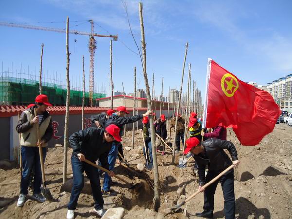 我院团员青年参加“高新青年林”春季植树造林活动