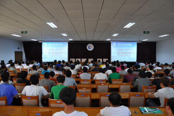 大学生士兵携笔从戎先进事迹报告会在我院举行