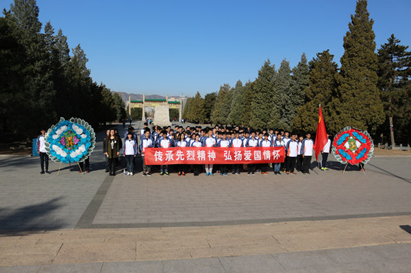 我院师生赴烈士陵园开展清明爱国主义教育活动