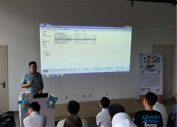 我院举办首场走进职场专题报告会