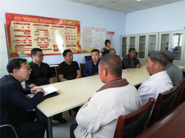 我院思政教师为扶贫村党员讲党课