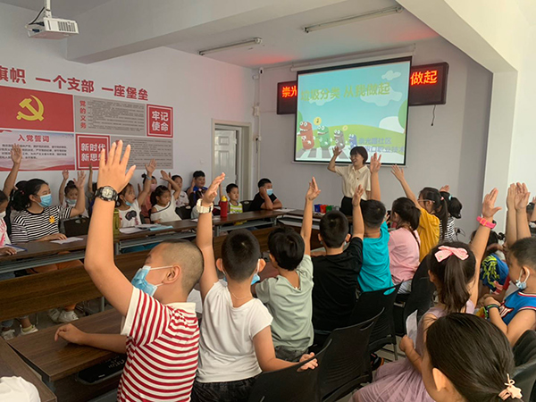 我院部分青年团干下沉社区助力创城