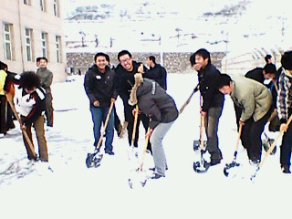 汽车工程系组织学生清扫积雪