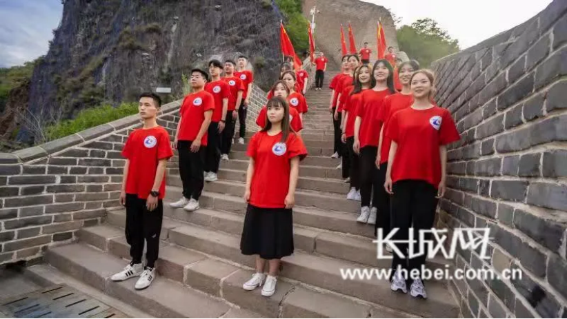 张家口职业技术学院师生唱响《岁月征程》