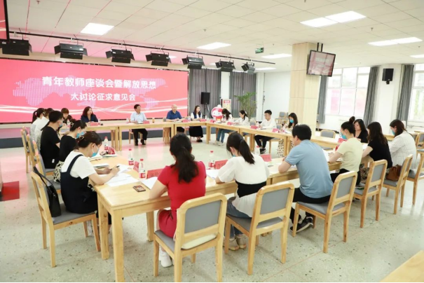 党委书记冯印涛与学院青年教师进行座谈