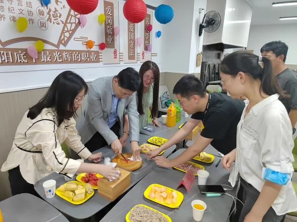 “天涯共此时，情意暖张职”学院组织开展青年教师庆中秋团建活动