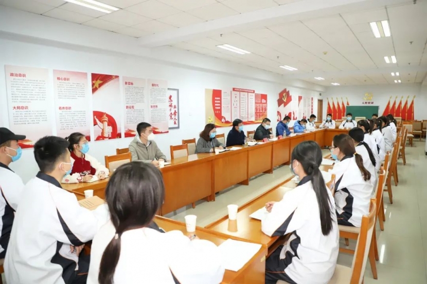 党委书记冯印涛与学生干部代表座谈交流