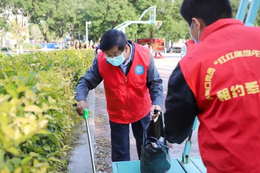 党委书记冯印涛参加垃圾清理志愿服务活动