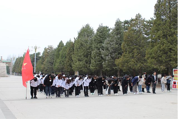 我院青年师生清明祭奠英烈