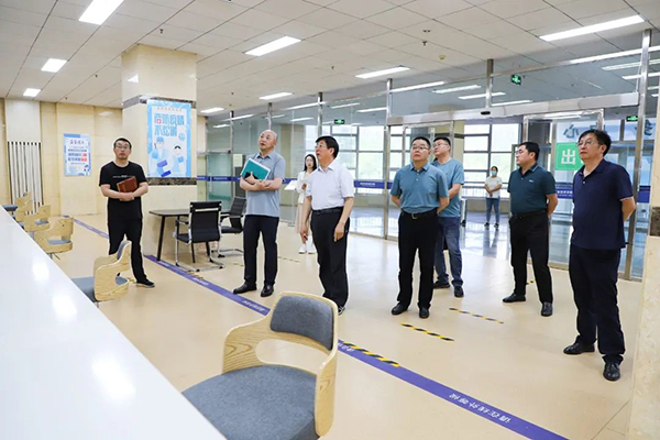 党委书记冯印涛调研我院“一站式”学生社区建设